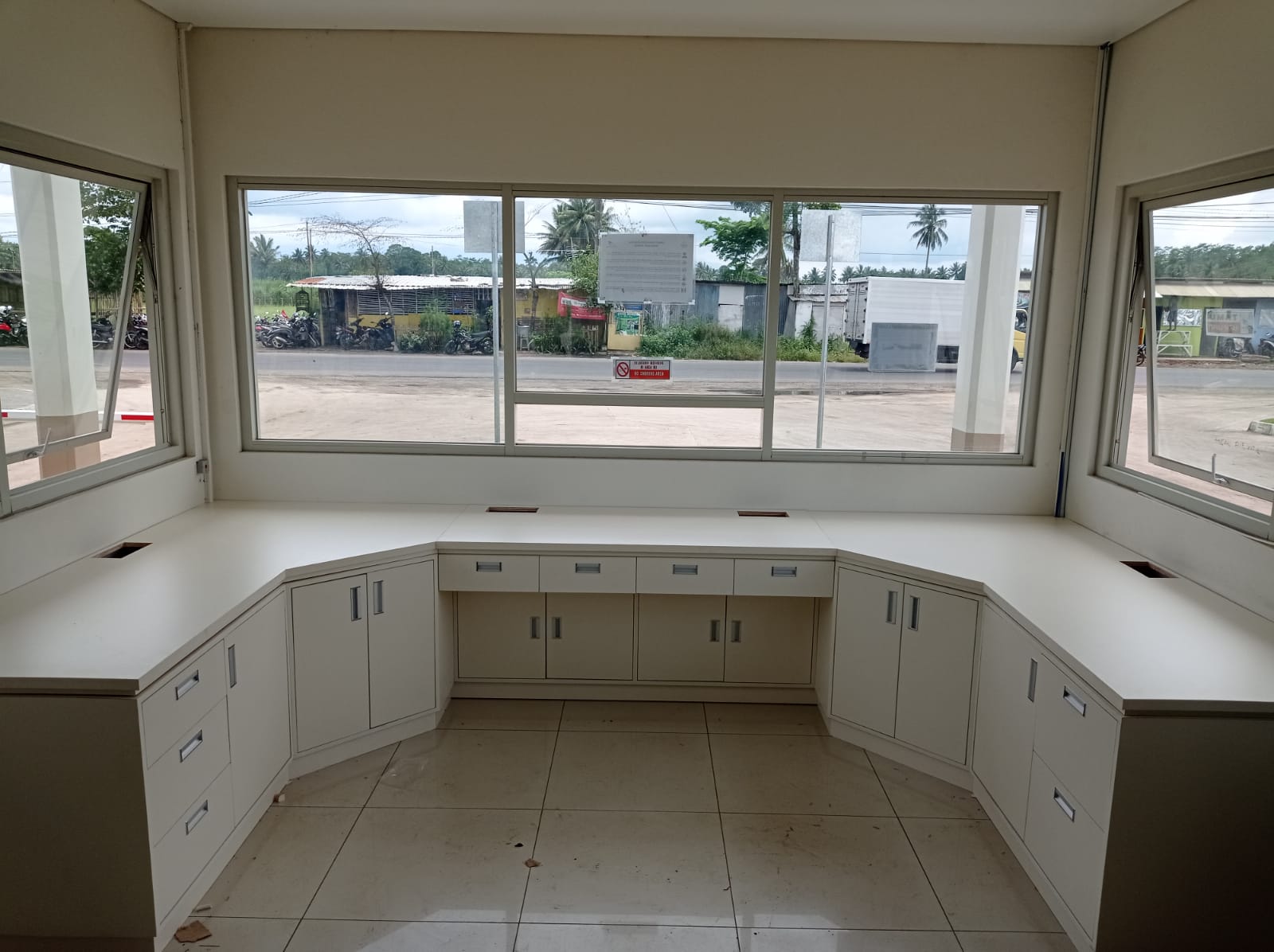 Meja Control Security Room di PT. Lesaffre Sari Nusa